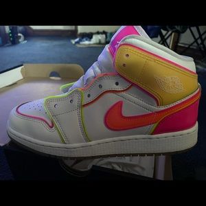 Air Jordan mid edge glow size 6y